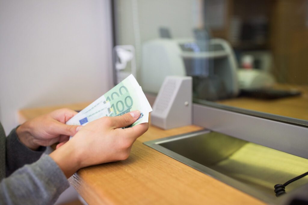Euro bie nën 95 lekë, turizmi shton presionin mbi monedhën europiane